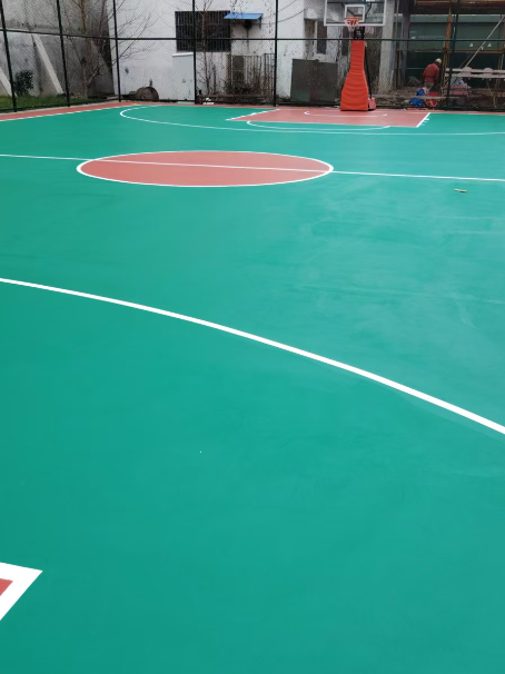 乌拉特中 球场长期使用易出现地面开裂