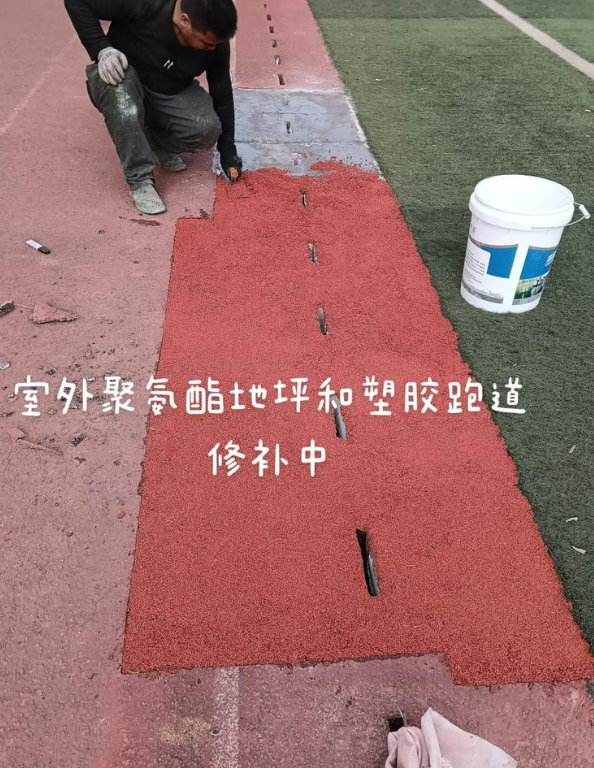 乌拉特中球场地面翻新维修，核心是先诊断破损